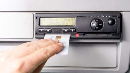 einlegen-fahrerkarte-digitaler-tachograph-lkw-rxo